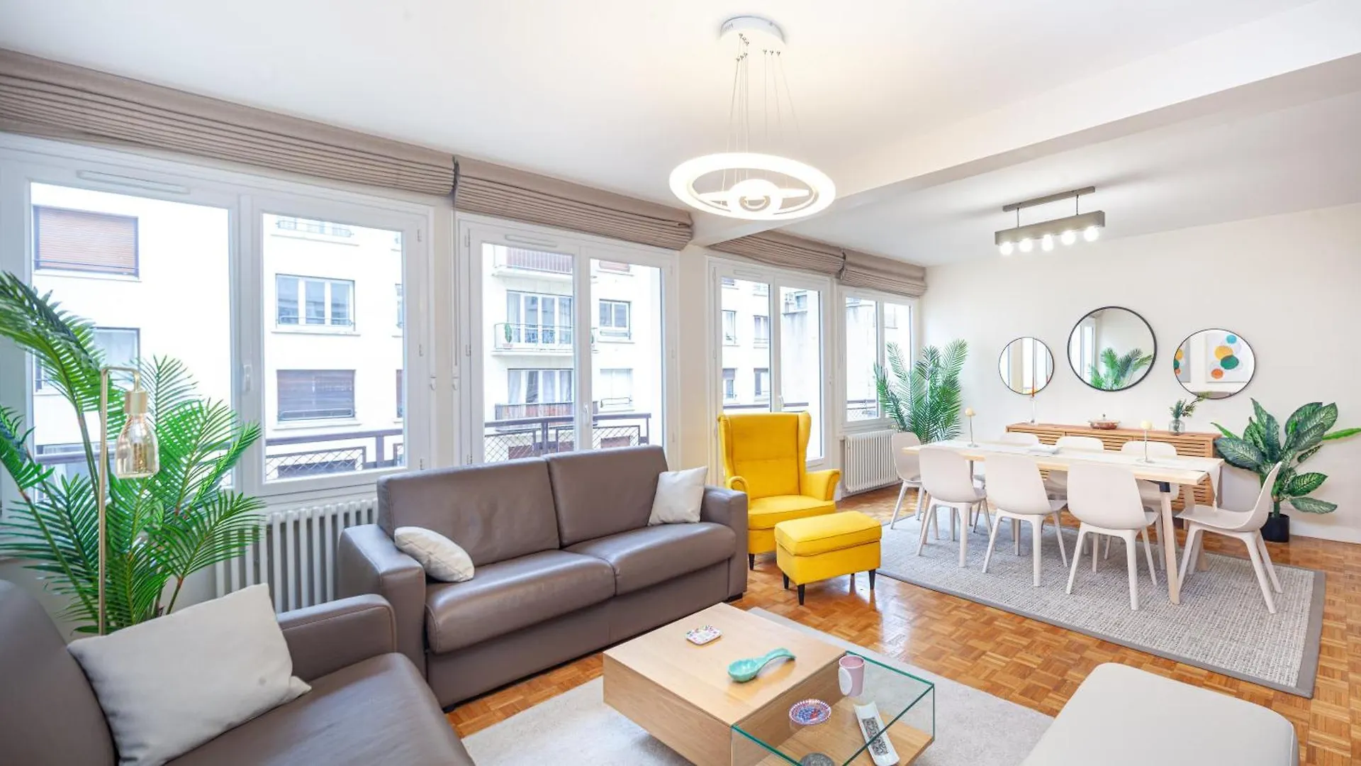 Apartment Tour Eiffel & Champs Elysees Business Apartment: Bright 2BR with Housekeeping Paris