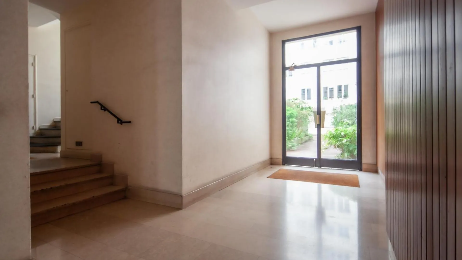 Tour Eiffel & Champs Elysees Business Apartment: Bright 2BR with Housekeeping Paris France