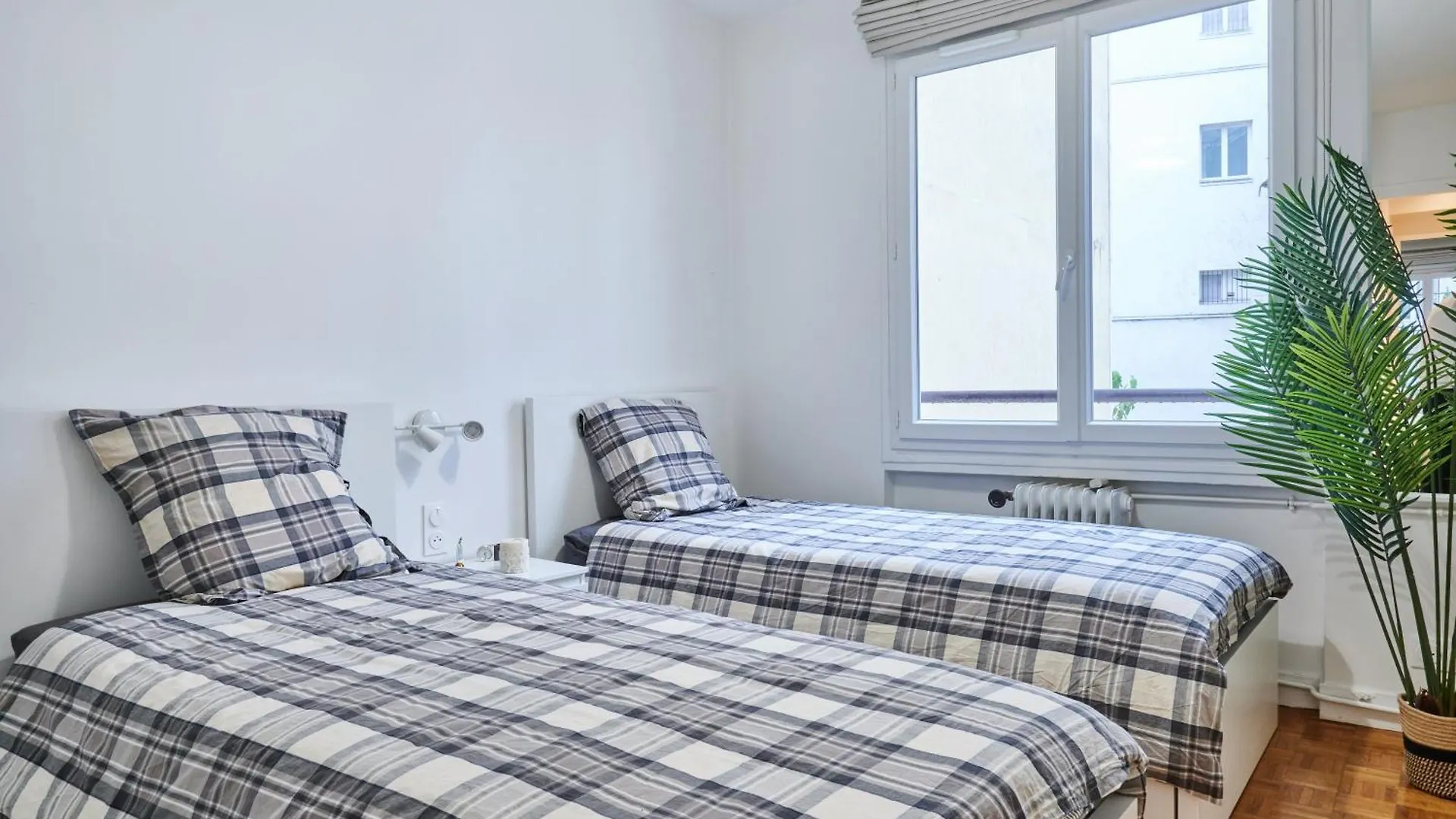 Tour Eiffel & Champs Elysees Business Apartment: Bright 2BR with Housekeeping Paris Apartment