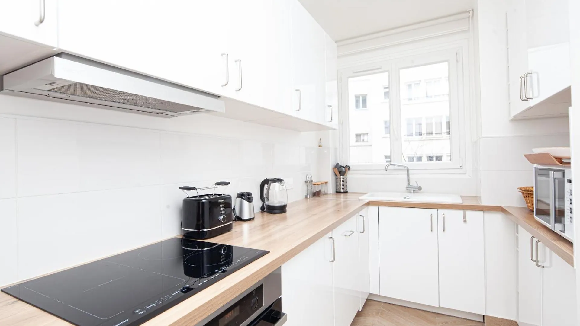 Tour Eiffel & Champs Elysees Business Apartment: Bright 2BR with Housekeeping Paris Apartment