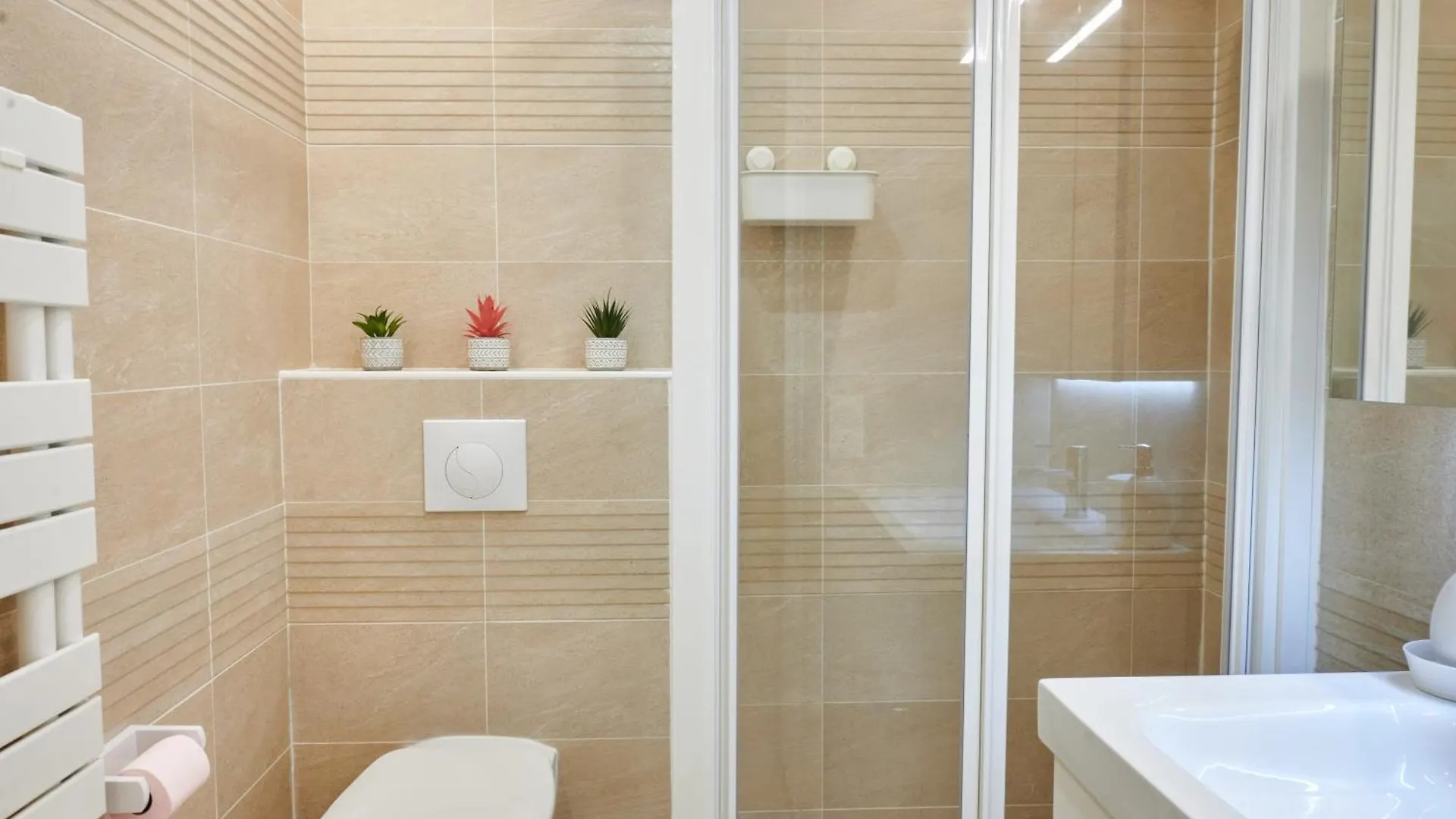 Apartment Tour Eiffel & Champs Elysees Business Apartment: Bright 2BR with Housekeeping Paris