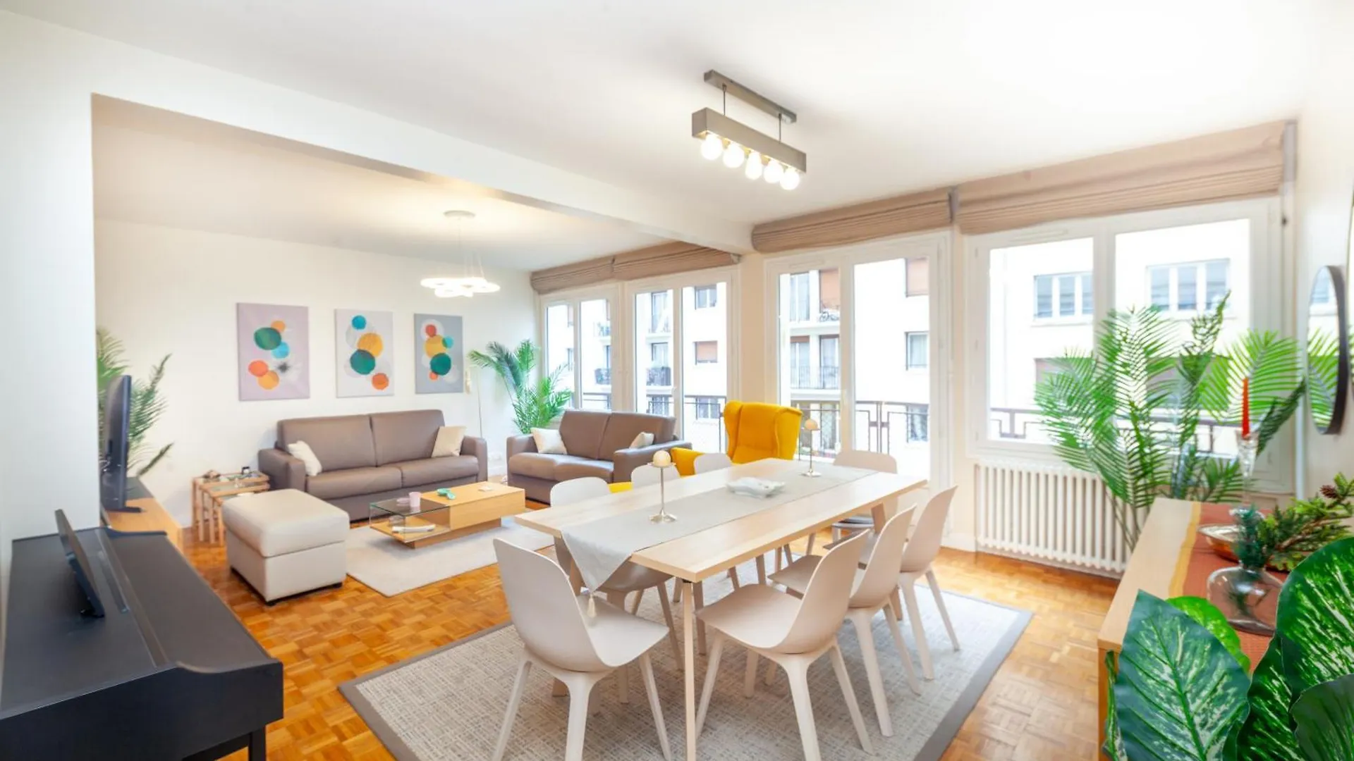 Tour Eiffel & Champs Elysees - 2 Bedroom Gorgeous & Bright 75M2 - Free Weekly Housekeeping - For Business And Working Purposes Only Paryż